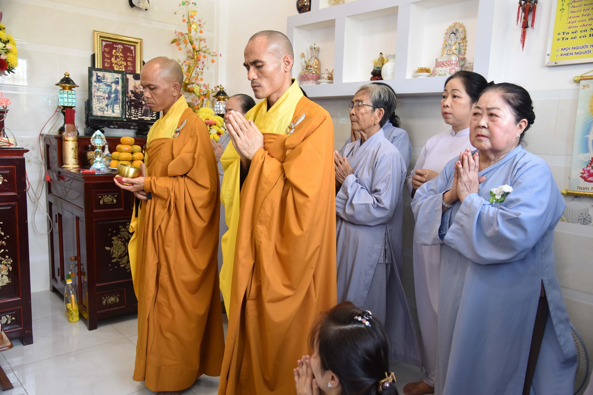 Chanting sutra, releasing creatures to pray for peace in Tan Thanh, Long An by the Charity Board